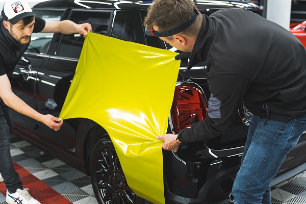 Operazione di wrapping per auto.